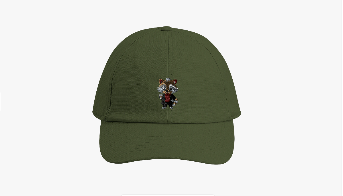 Stilvoller Waschbär im Rollkragen mit Kaffeebecher in der Hand