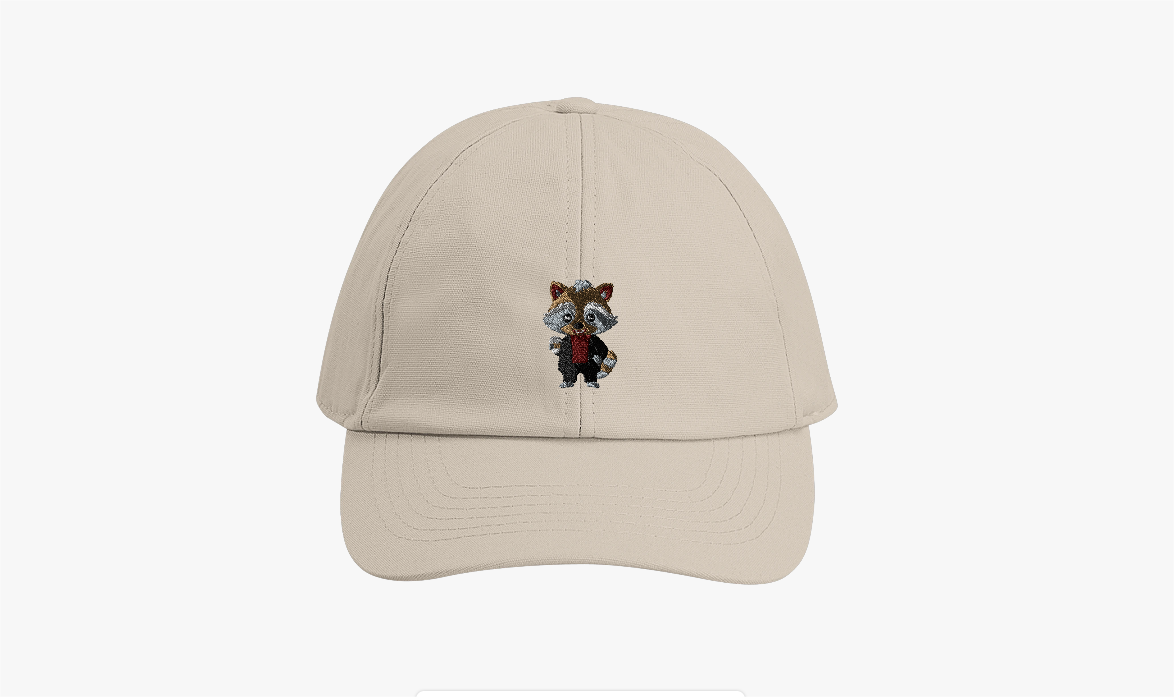 Stilvoller Waschbär im Rollkragen mit Kaffeebecher in der Hand